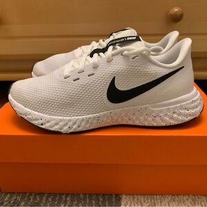 Women’s Nike Revolution 5 White/Black Size 7.5